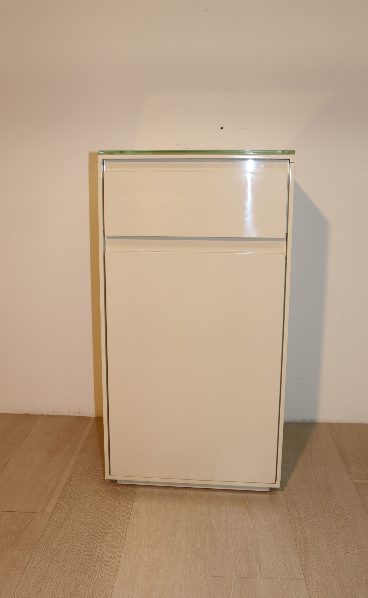 Meuble pour le rangement des bouteilles – Image 1