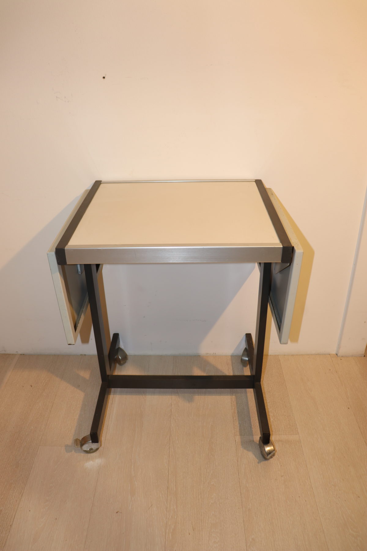 Table métal à roulette – Image 1