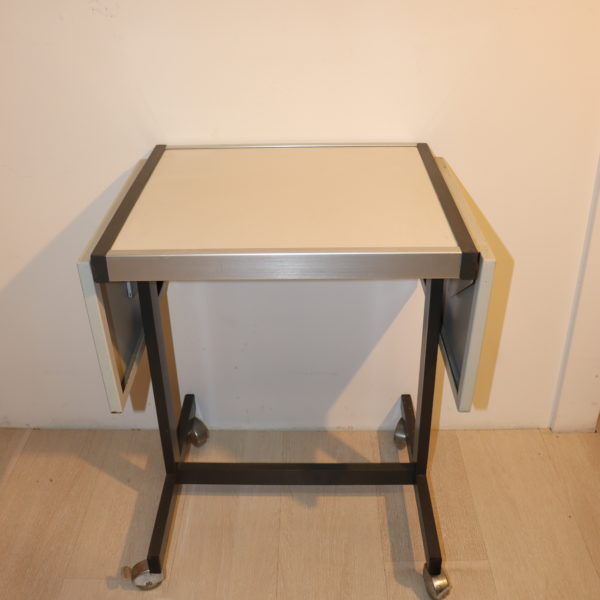 Table métal à roulette