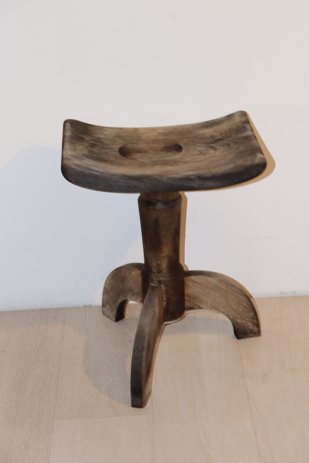 Tabouret en bois – Image 1