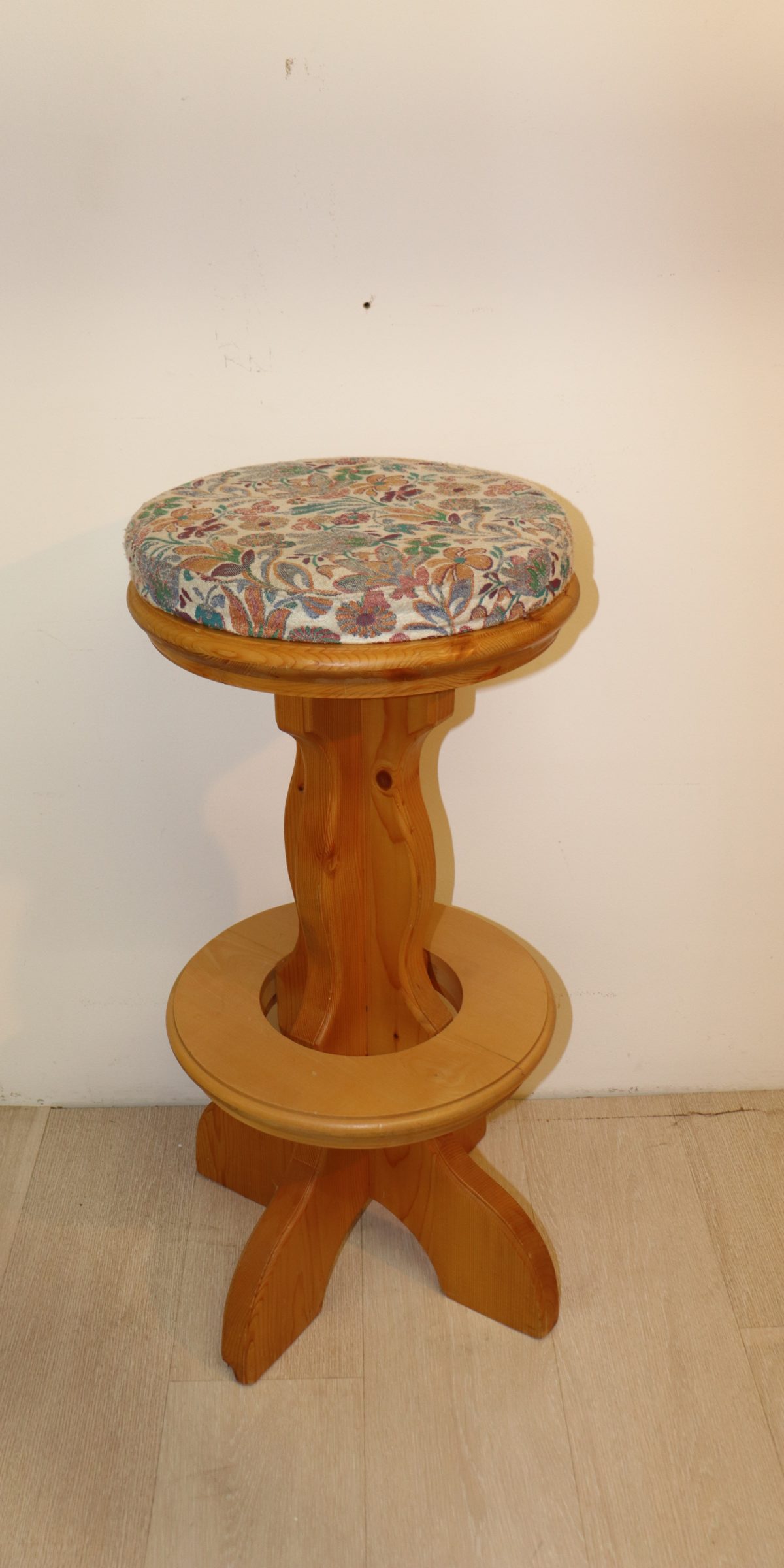 Tabouret de bar en bois – Image 1