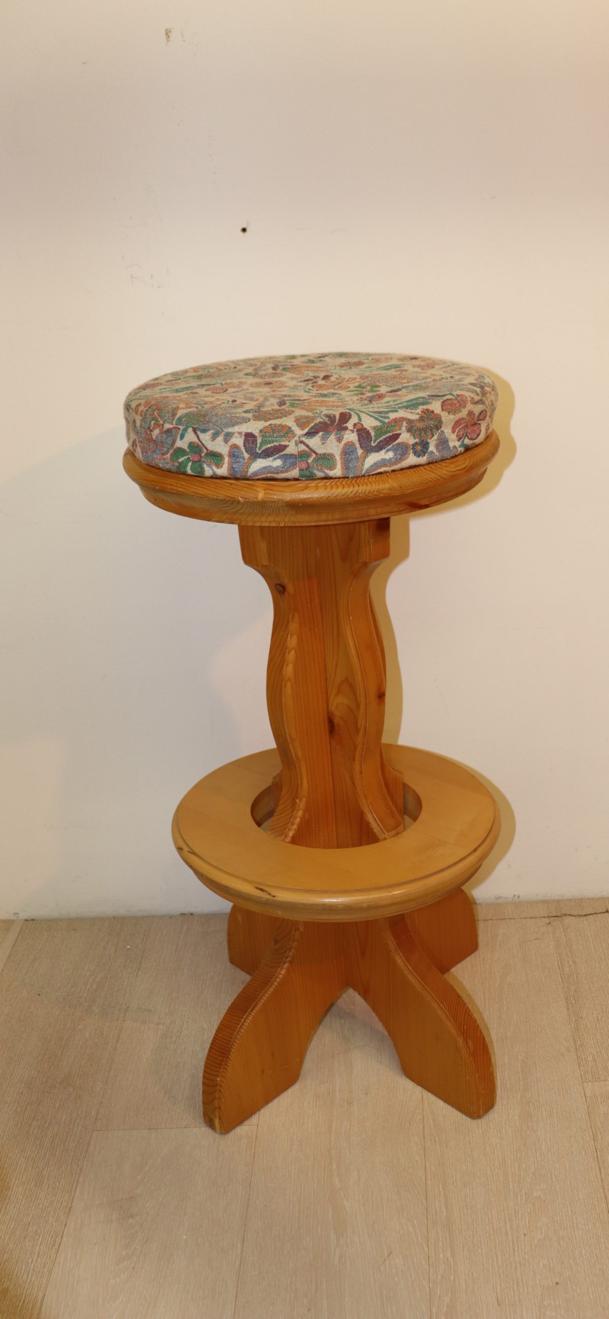 Tabouret de bar en bois – Image 1