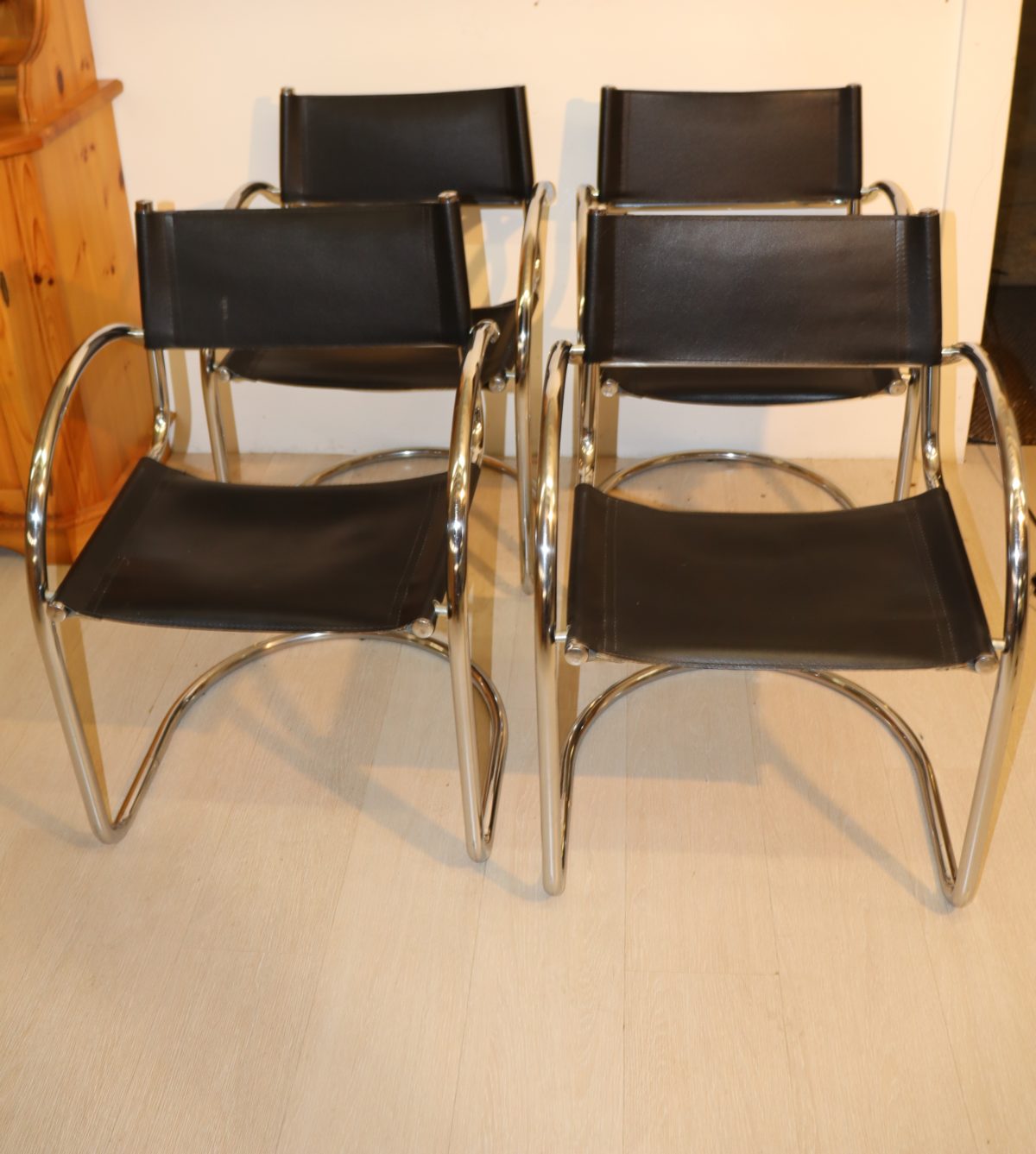 4x chaises en métal et cuir – Image 1