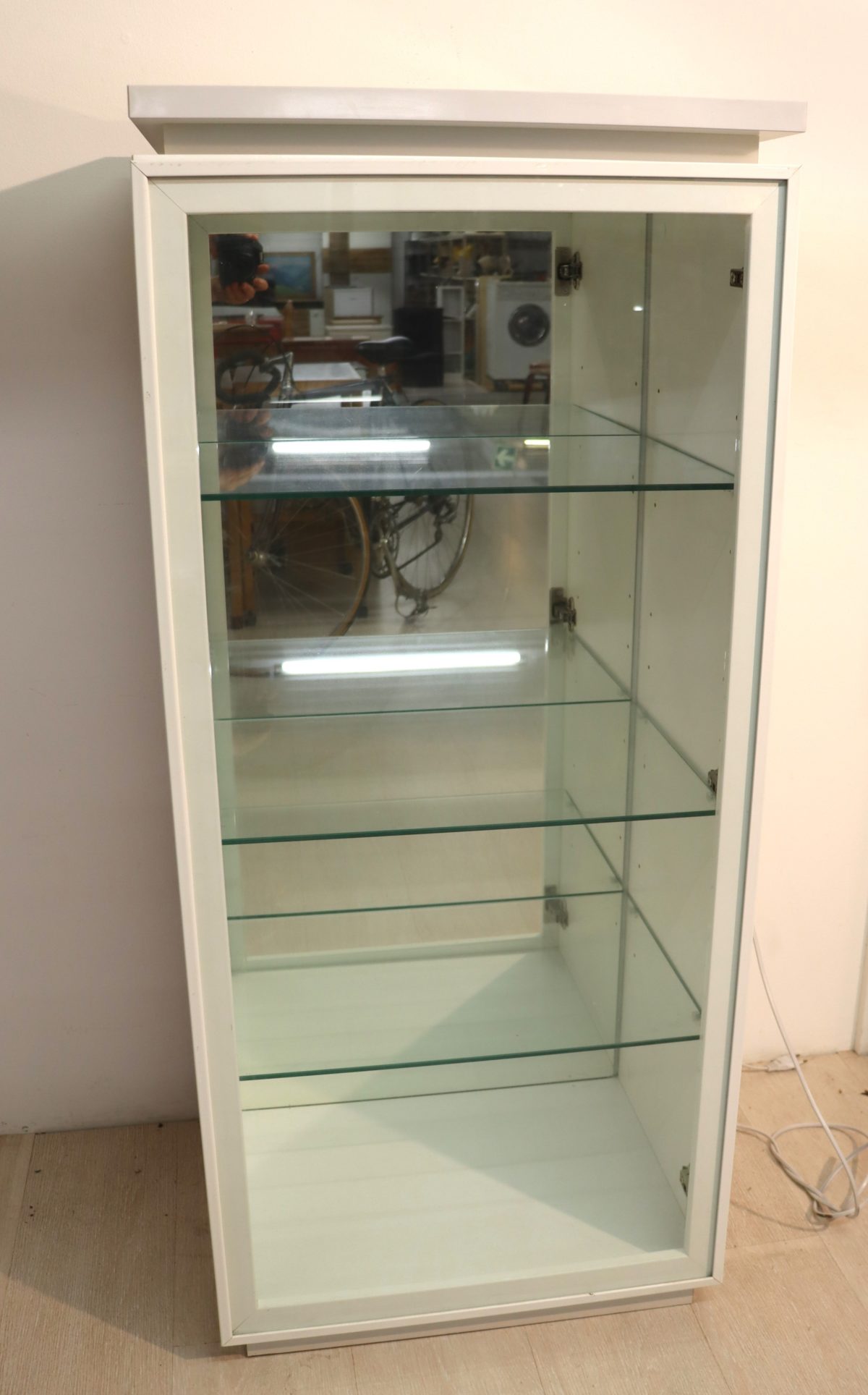 Vitrine – Image 1