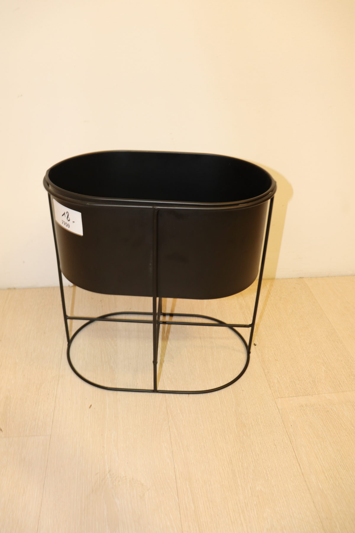Pot de fleur en métal noir – Image 1