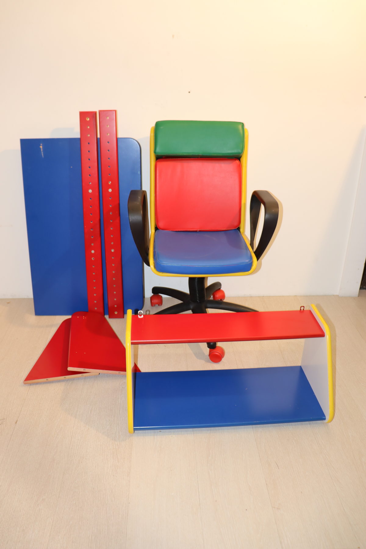 Ensemble bureau chaise et étagère pour chambre d'enfant – Image 1