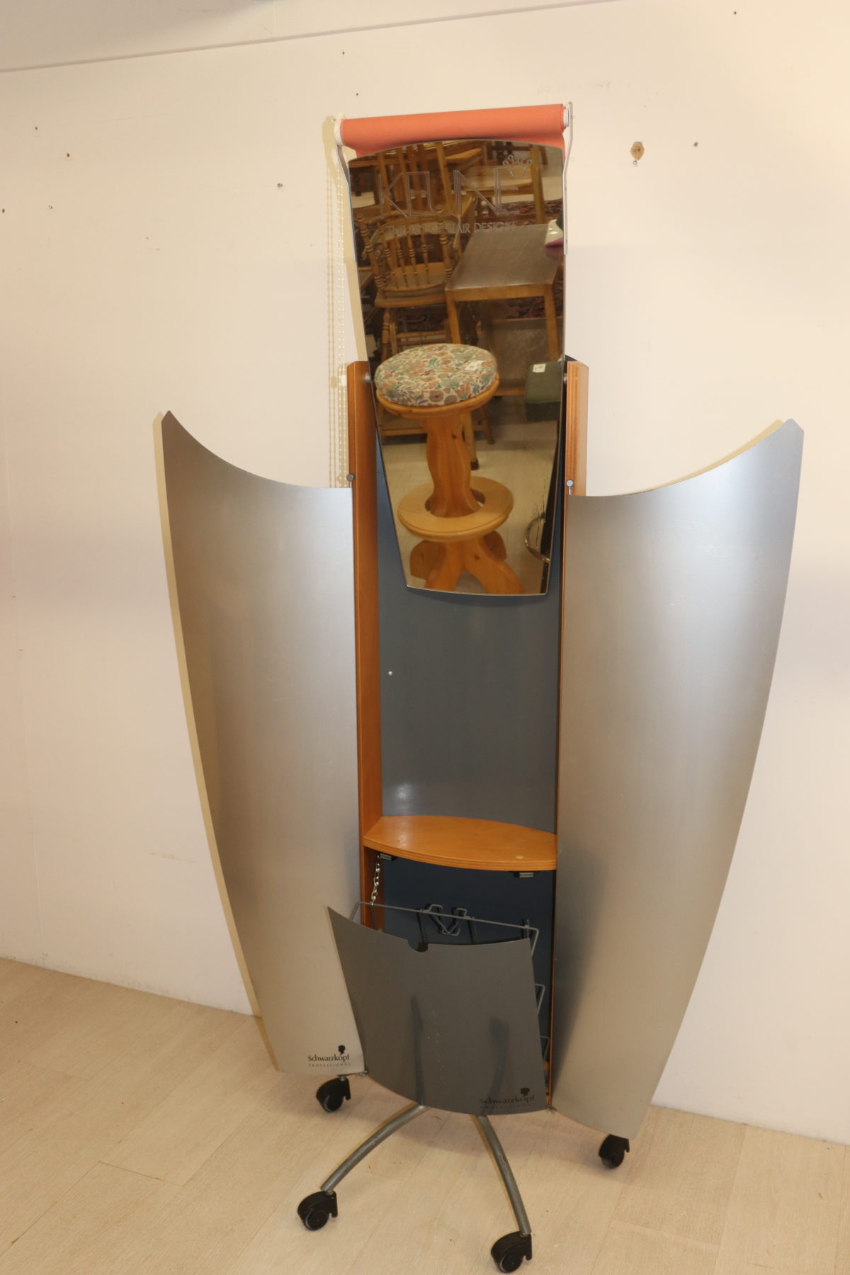 Miroir sur roulettes pour coiffeur – Image 1