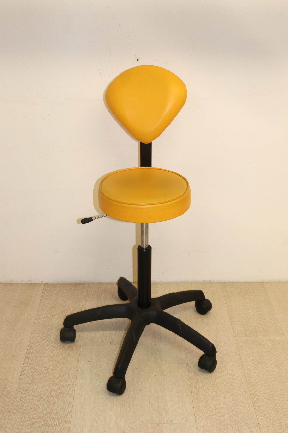 Siege a roulettes pour coiffeur – Image 1