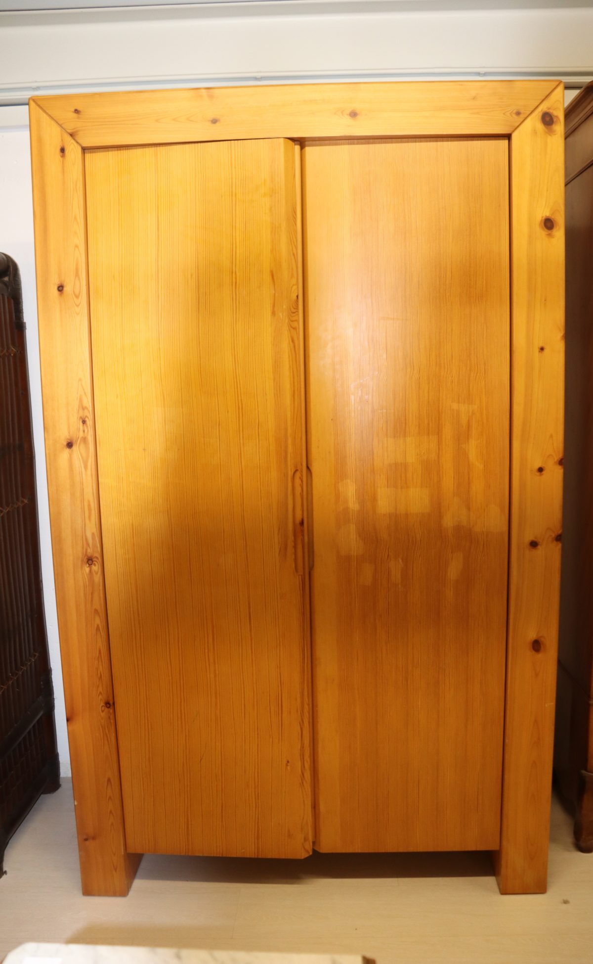 Armoire en bois avec tablards – Image 1