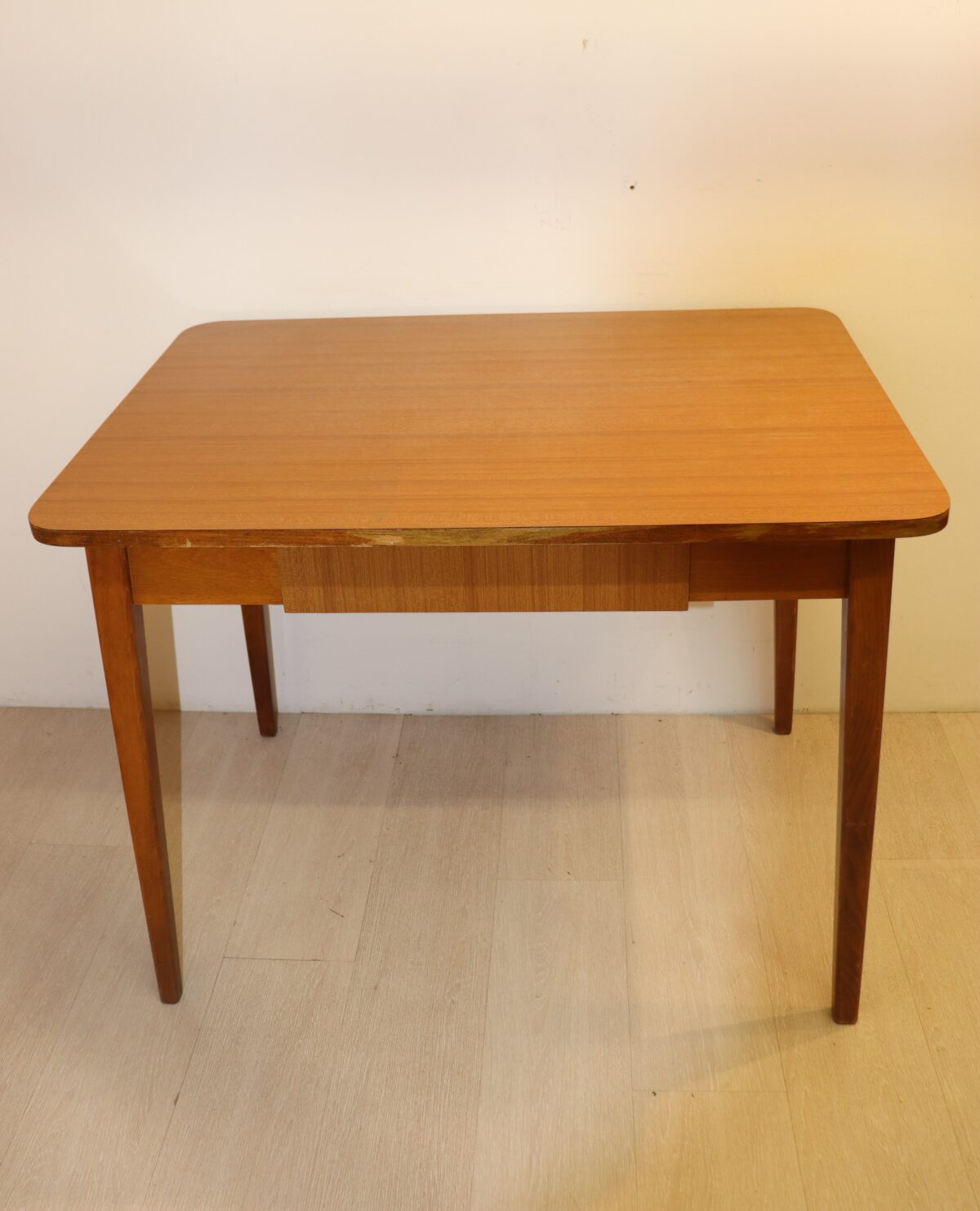 Table à manger en formica – Image 1