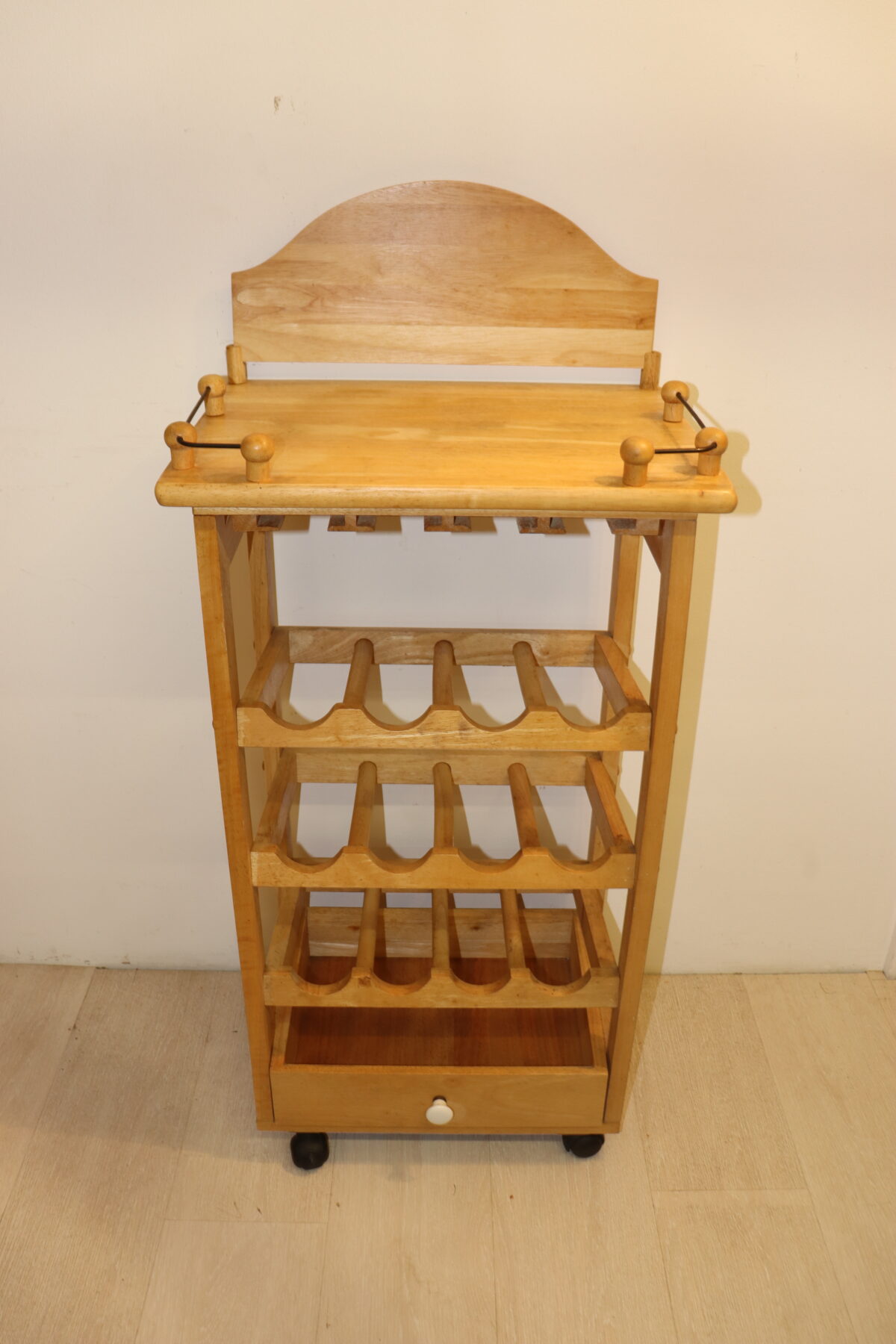 Meuble pour le rangement des bouteilles – Image 1