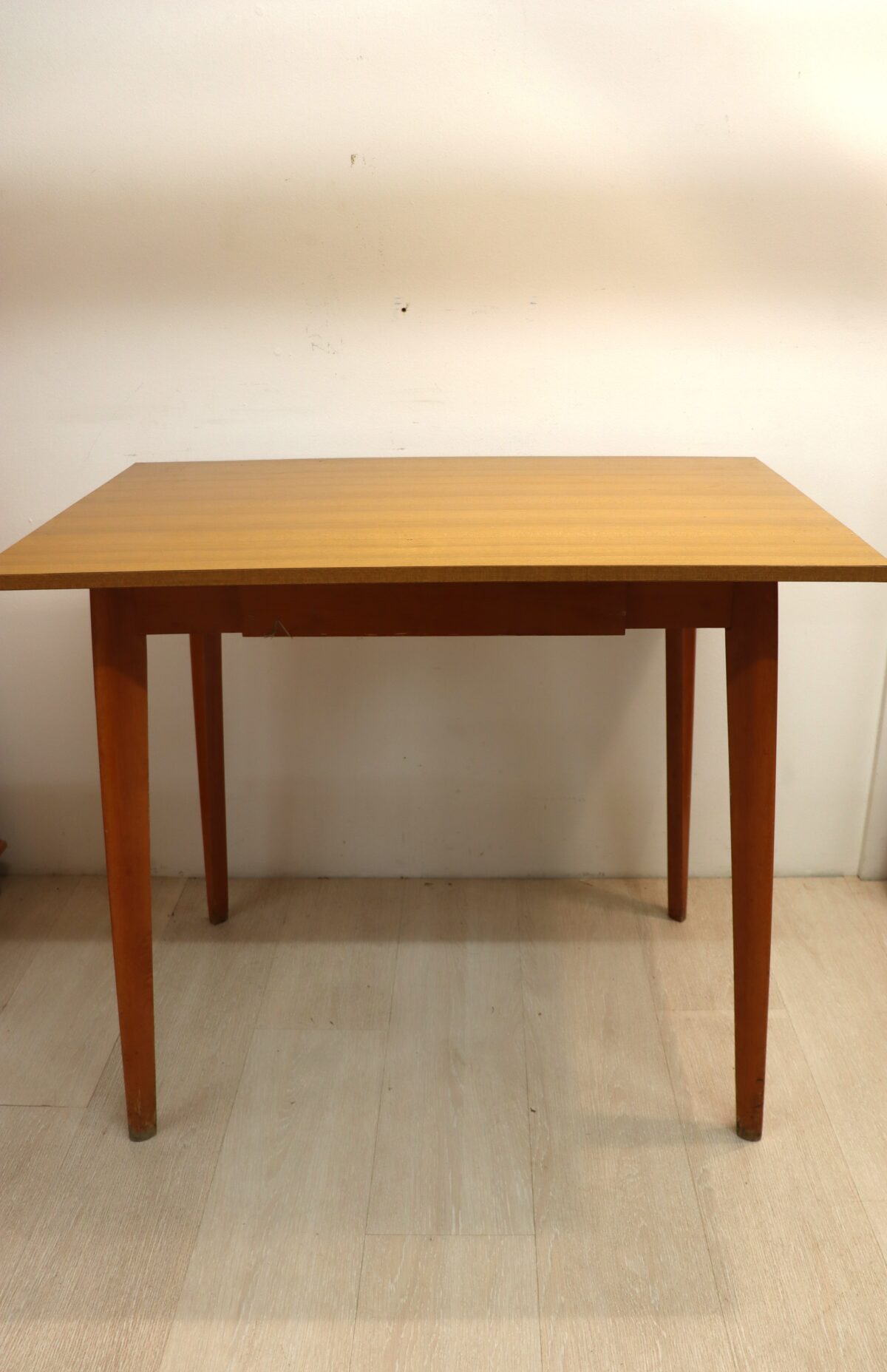 Table à manger en formica – Image 1