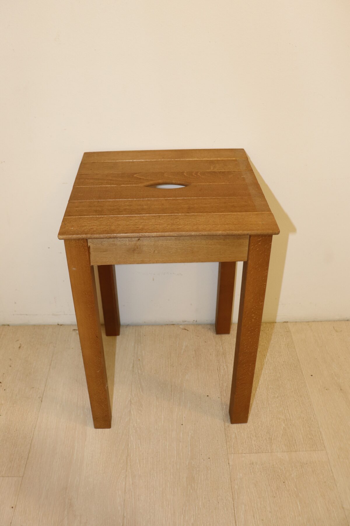 Tabouret en bois – Image 1