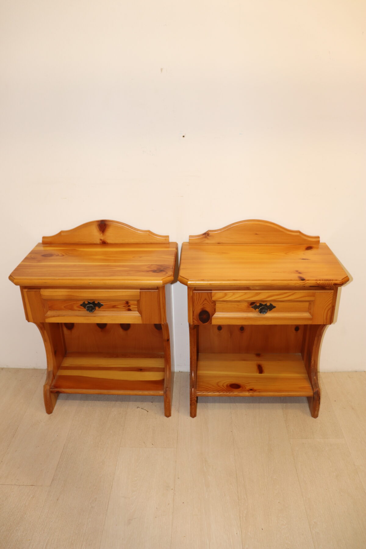 2x tables de nuit en pin – Image 1