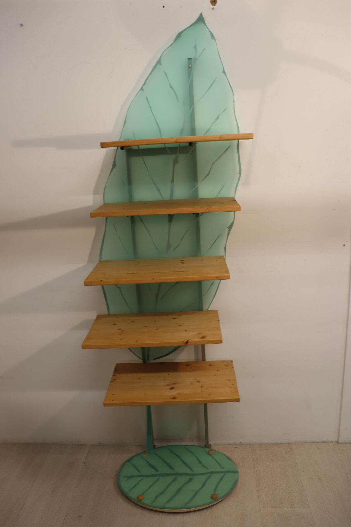 Etagere bois et feuille verte – Image 1