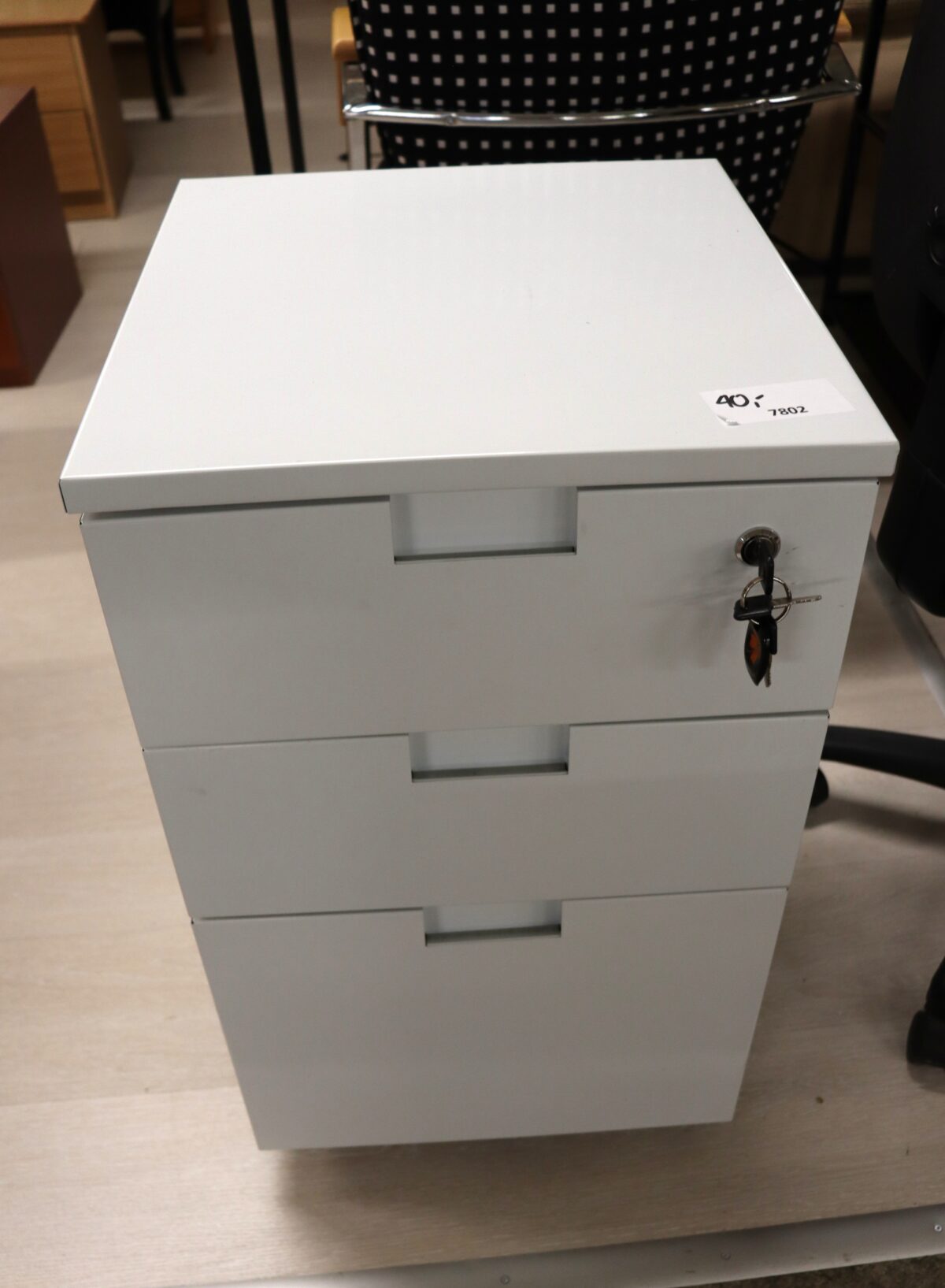 Meuble de rangement en metal sur roulettes – Image 1
