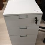 Meuble de rangement en metal sur roulettes