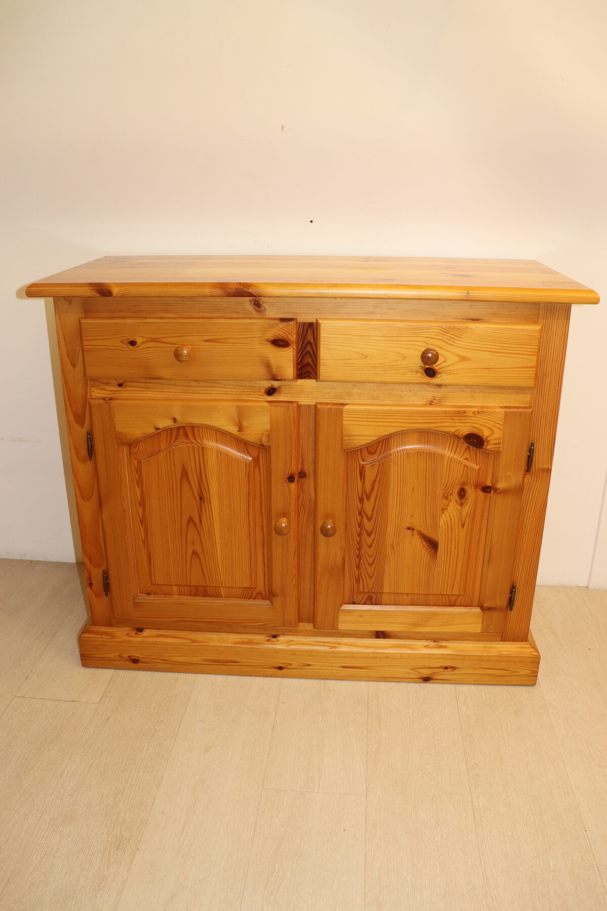 Buffet en pin – Image 1
