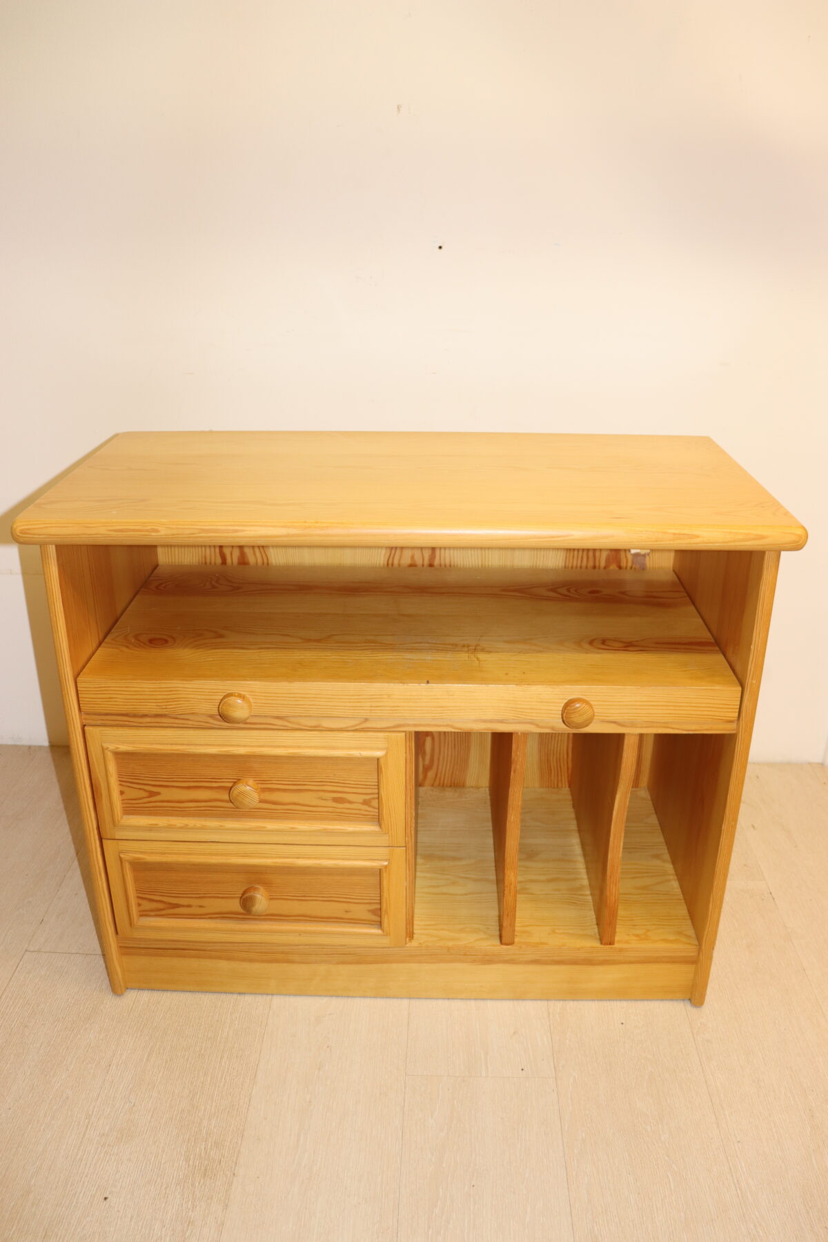 Meuble en pin – Image 1