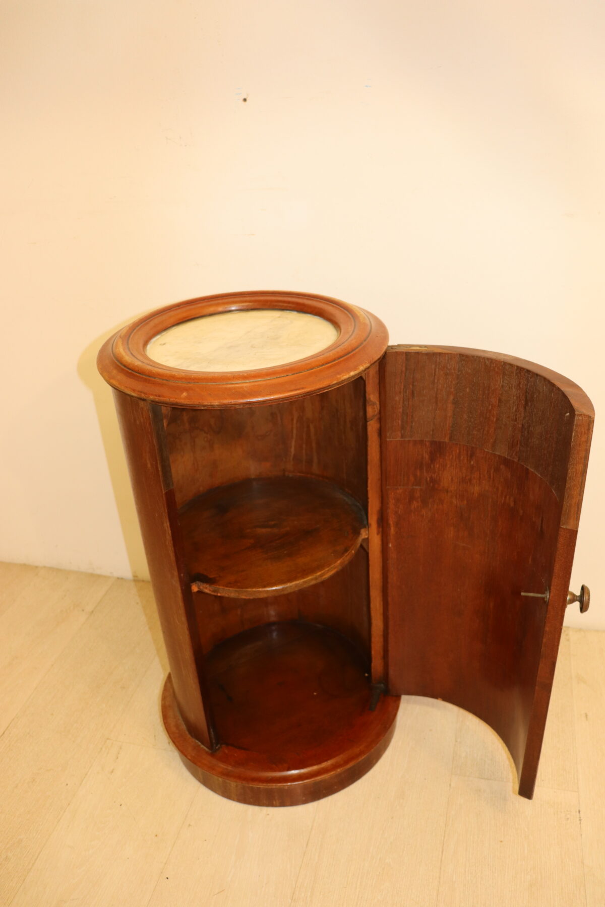 Table de nuit ronde avec marbre – Image 2