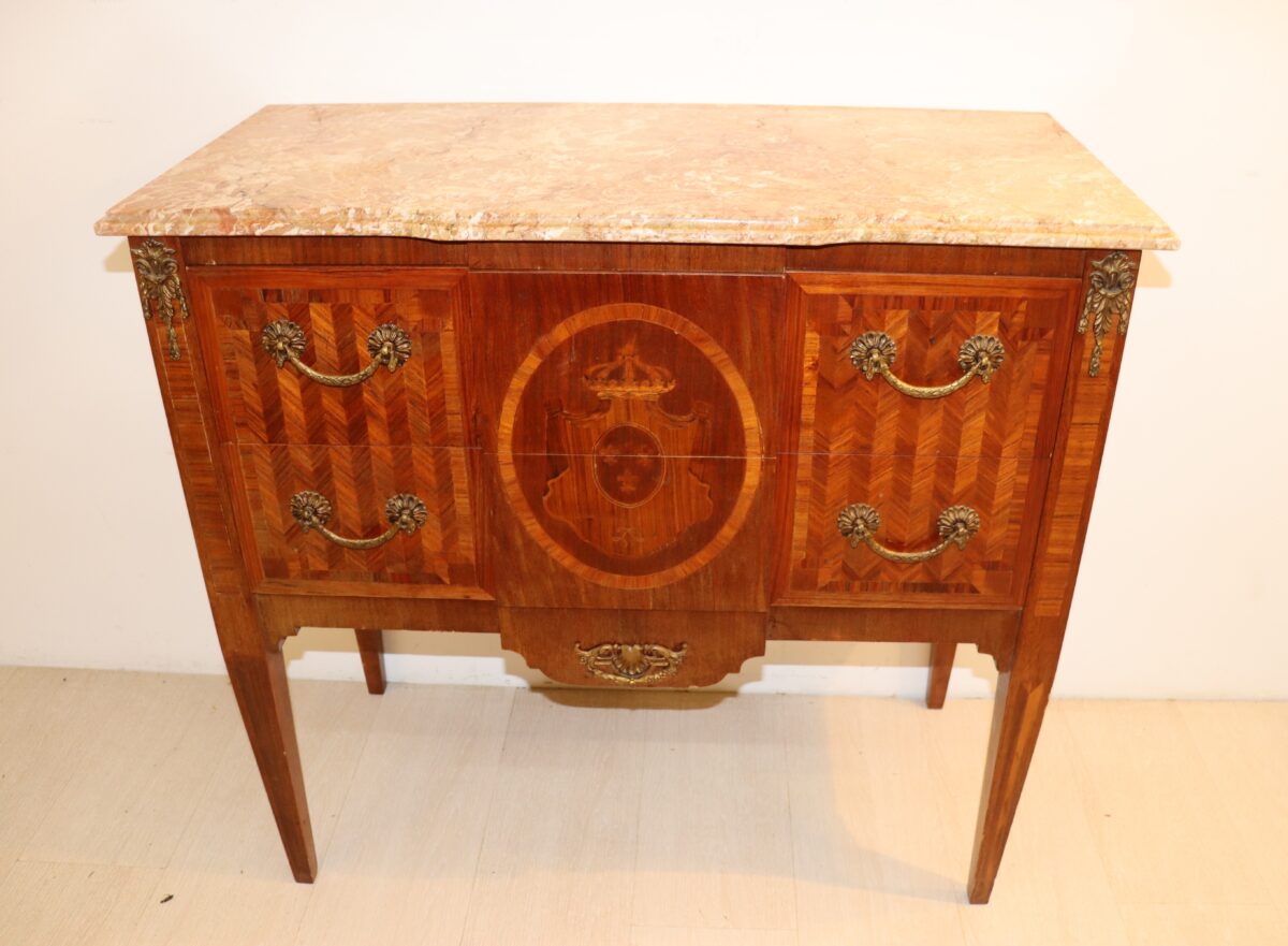 Commode marquetée avec marbre rose – Image 1