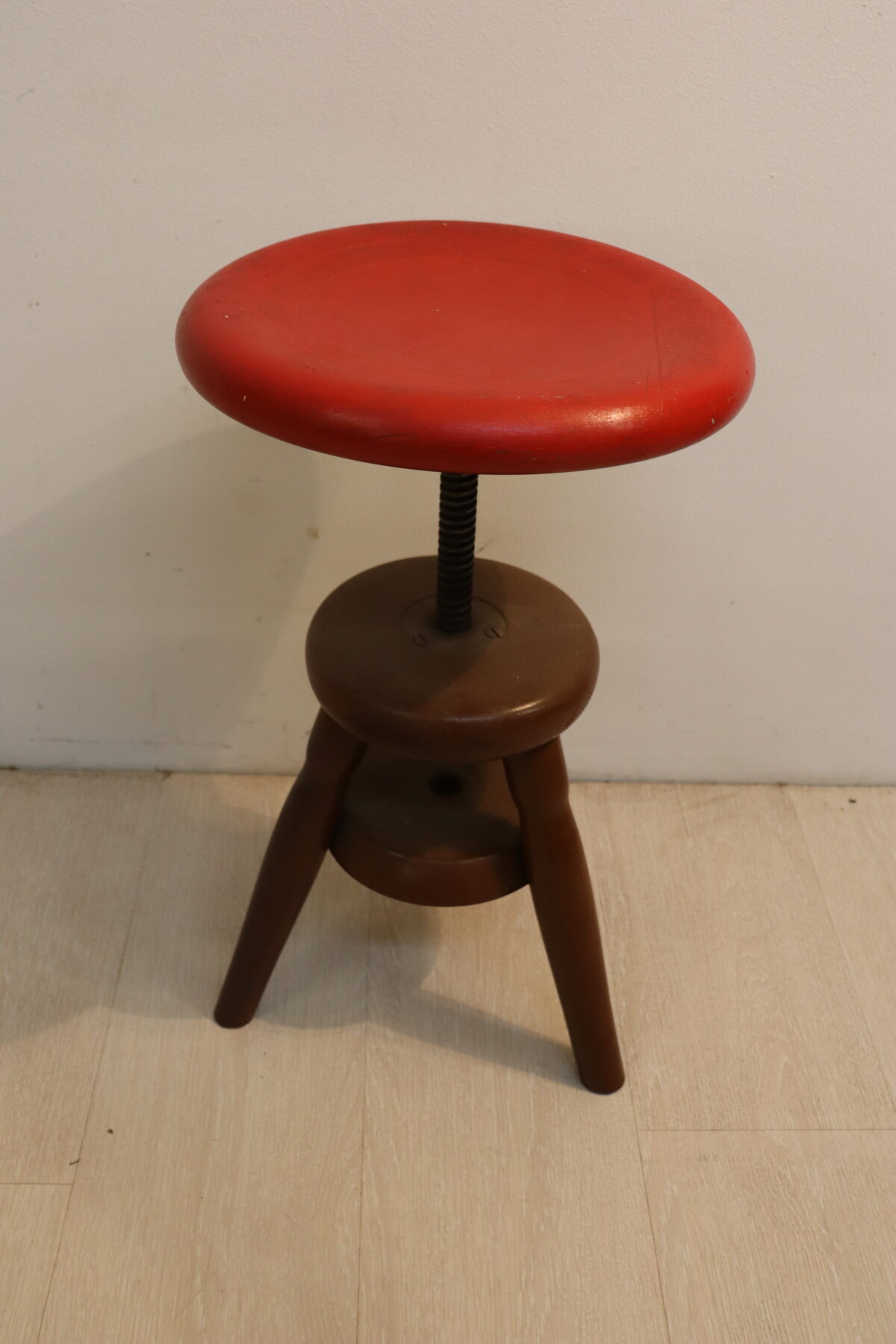 Tabouret en boid réglable – Image 1