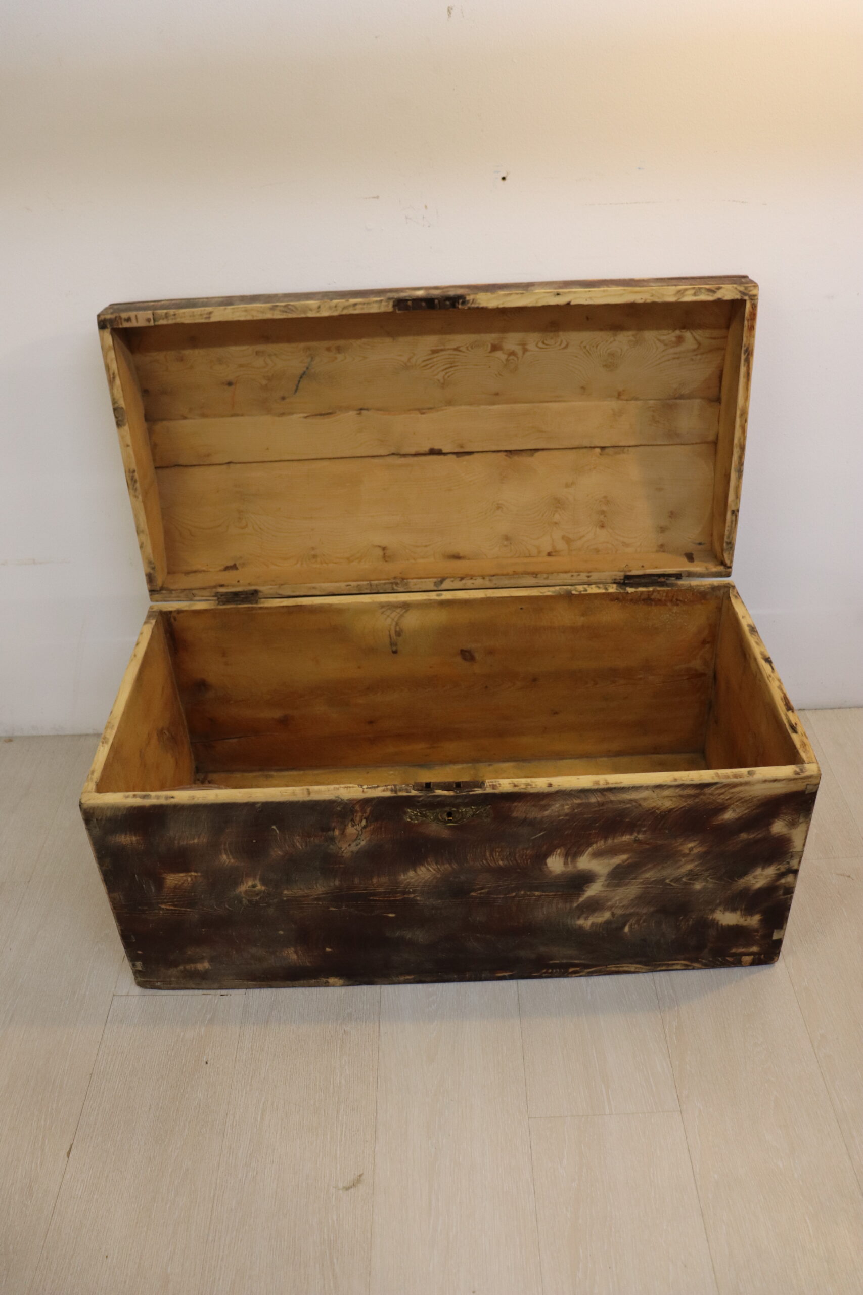 7931 (2) Coffre en bois poncé – Image 2