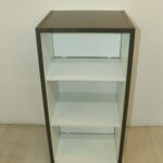 Etagère de rangement grise et blanche