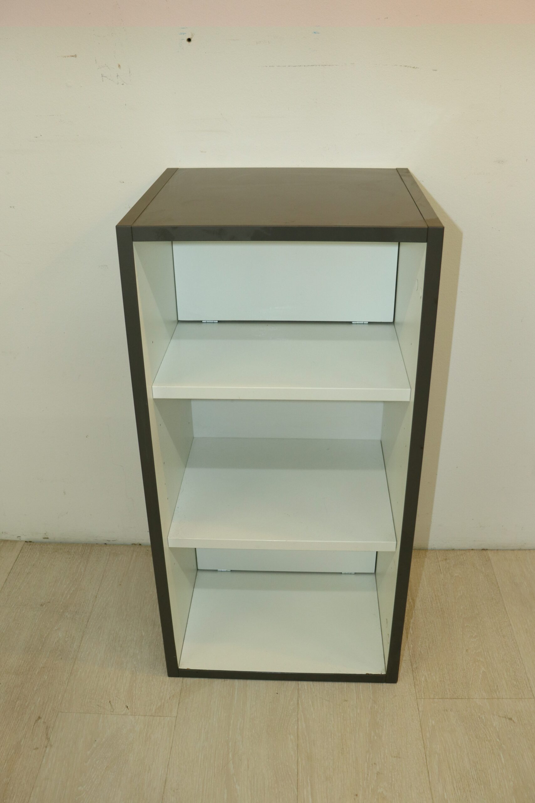 7939 Etagère de rangement grise et blanche – Image 1
