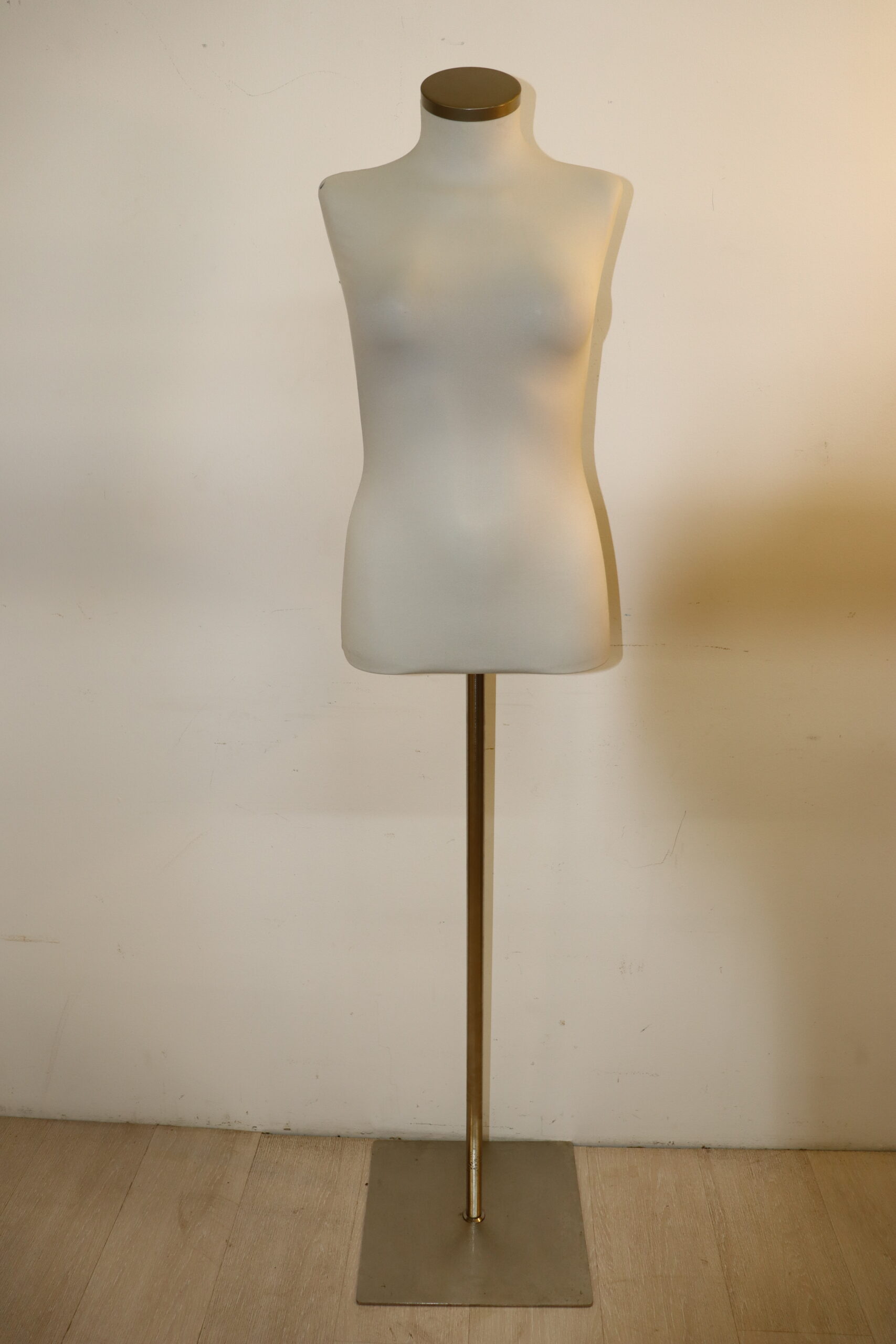 7945 Buste de femme en tissu – Image 1