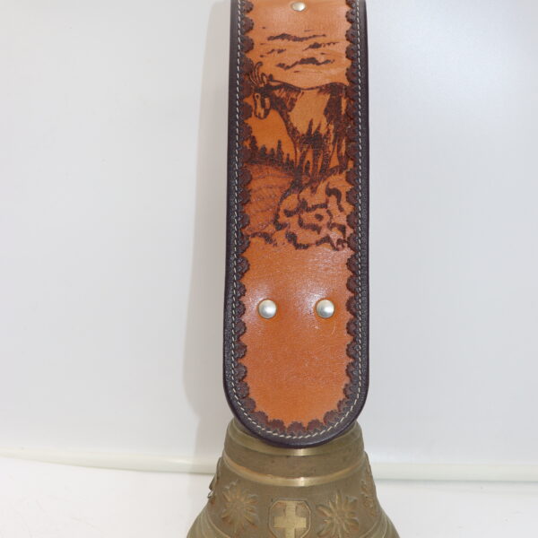 Cloche de Fribourgeoise / Albertano La Sarraz