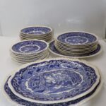 Service anglais bleu 10 assiettes à soupe / 7 assiettes à diner / 10 assiettes à dessert / 3x plats