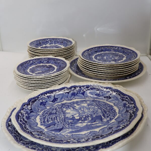 Service anglais bleu 10 assiettes à soupe / 7 assiettes à diner / 10 assiettes à dessert / 3x plats