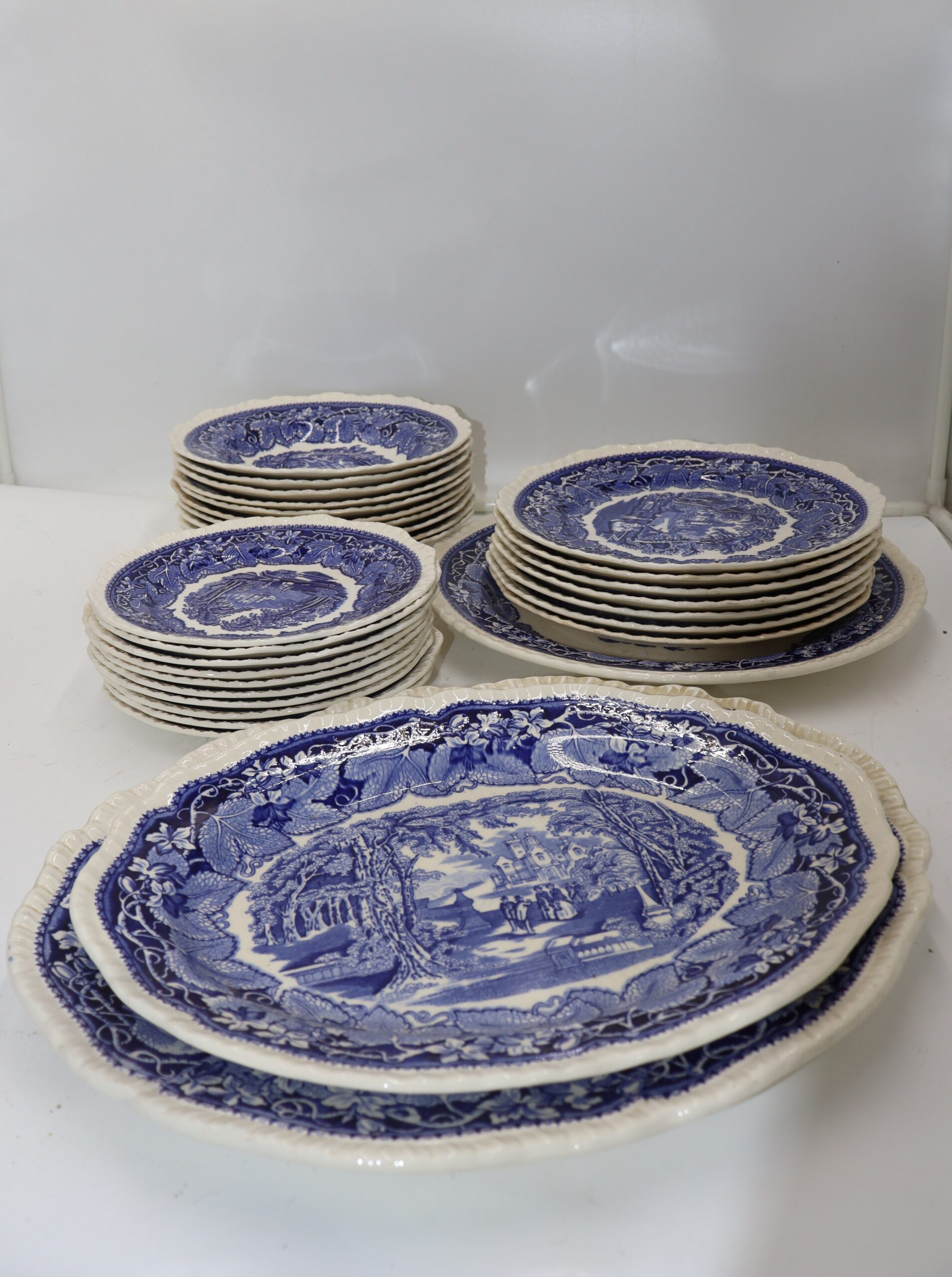 8018 Service anglais bleu 10 assiettes à soupe / 7 assiettes à diner / 10 assiettes à dessert / 3x plats – Image 1