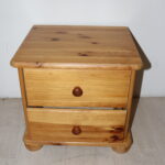 Table de nuit en pin
