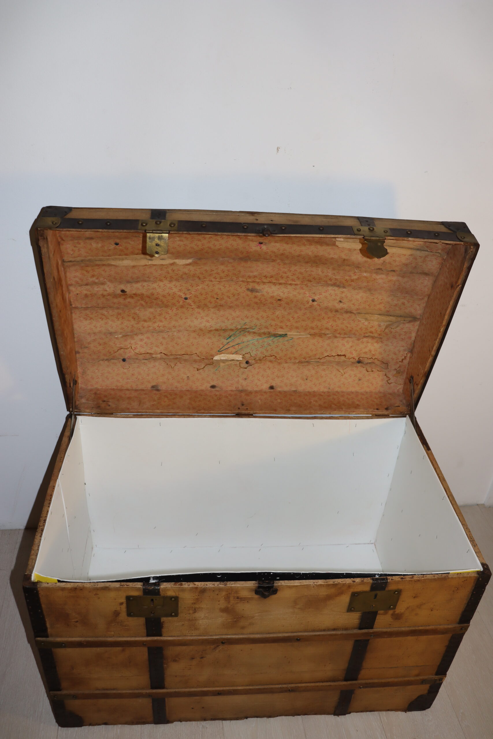 8060 Coffre en bois – Image 1