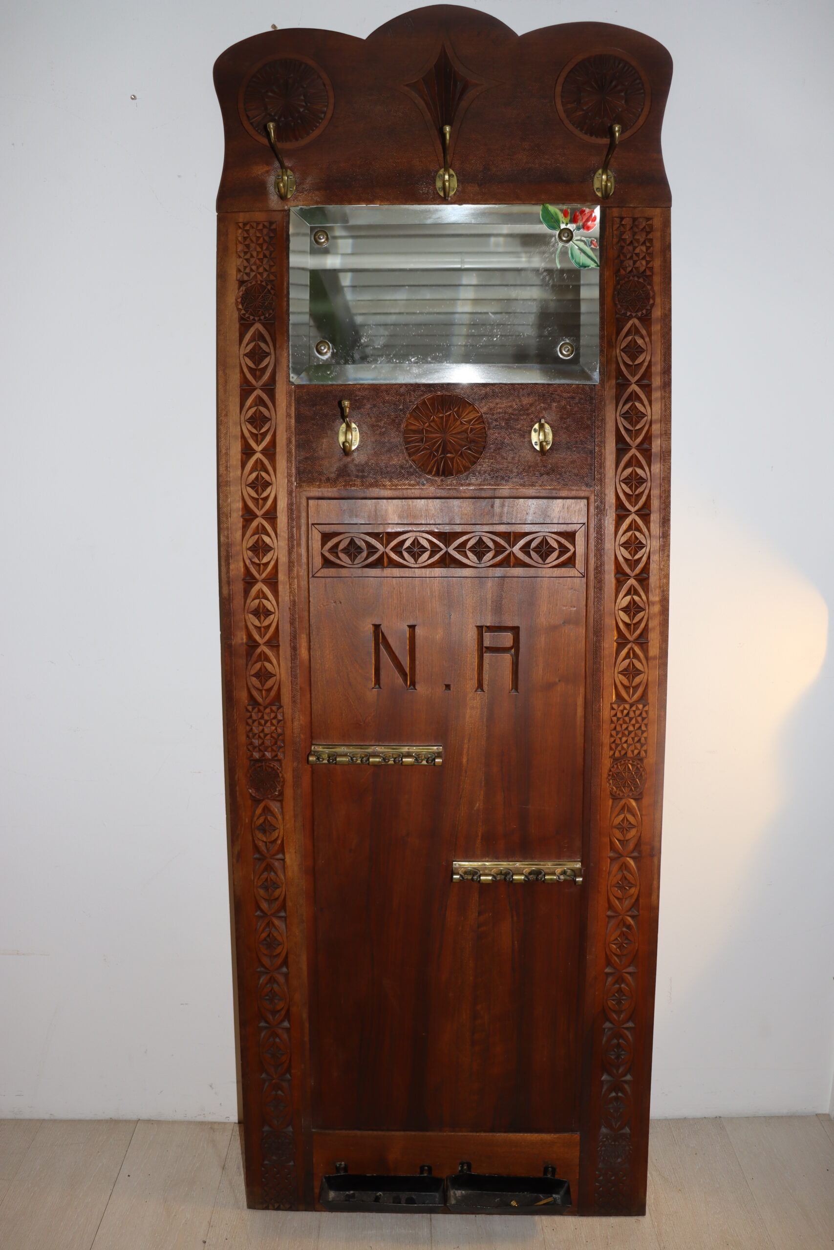 8110 Porte manteau à restaurer – Image 1