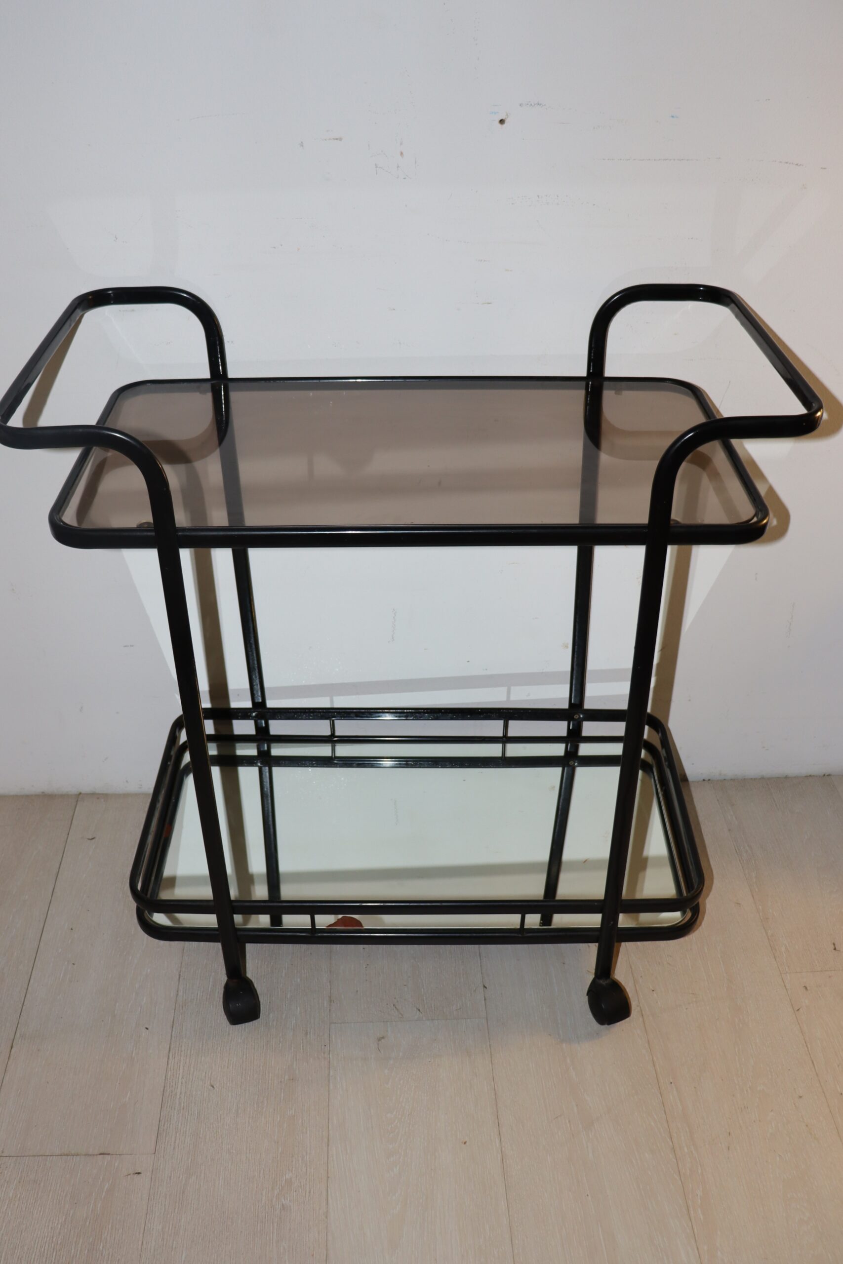 8127 Desserte avec roulette / marques sur le miroir – Image 1