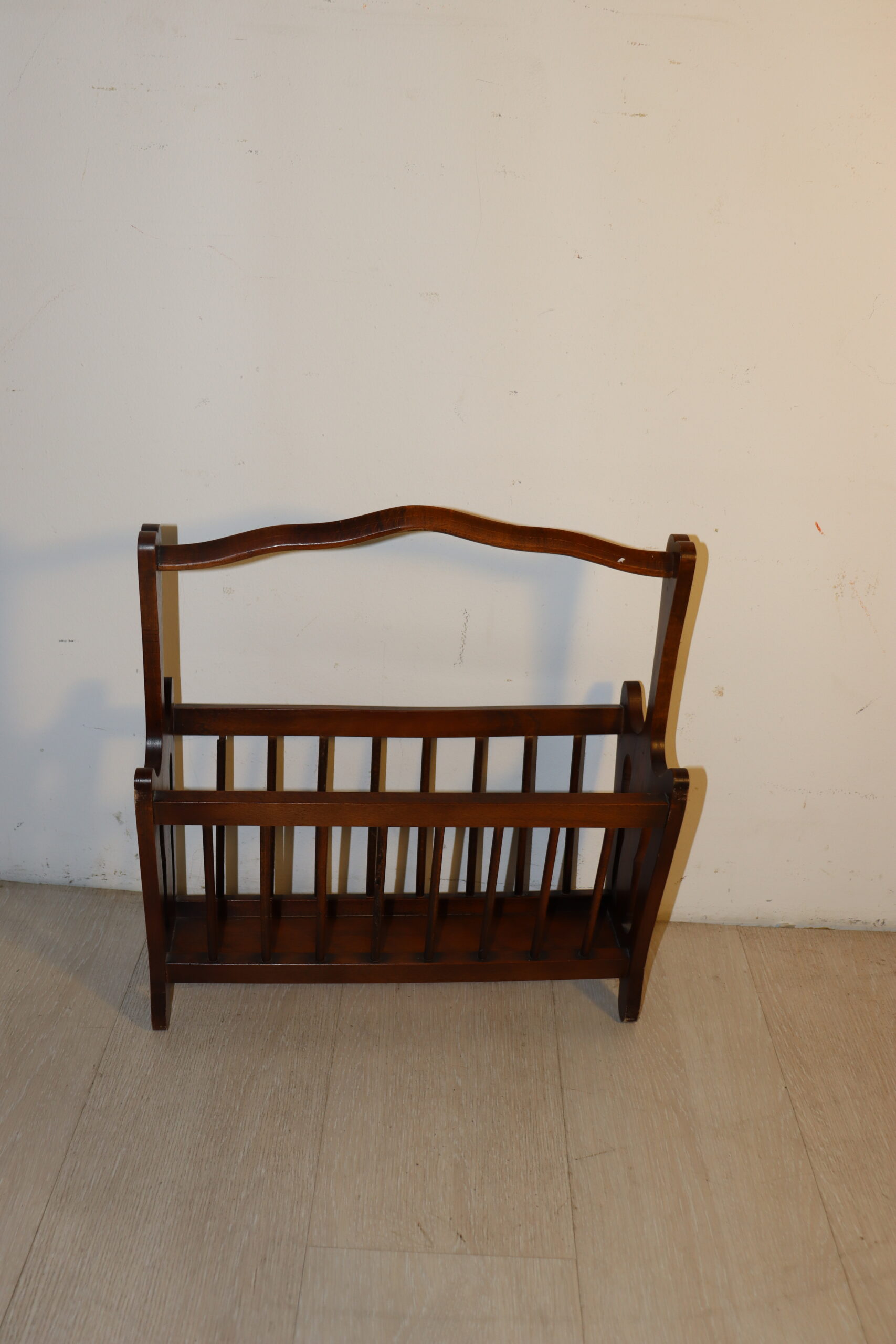 8187 Porte revue en bois – Image 1