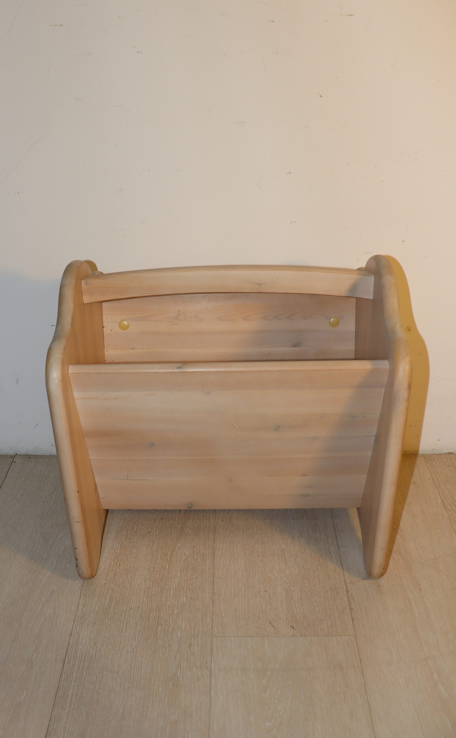 8188 Porte revue en bois – Image 1