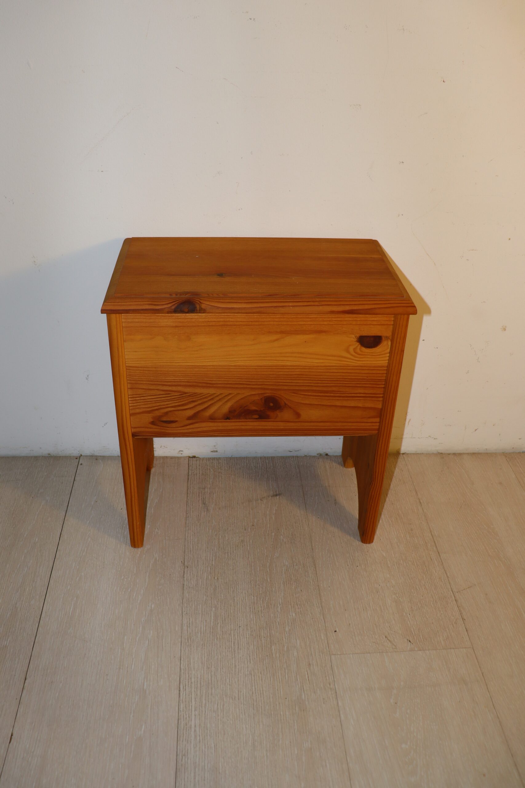 8196 Banquette – Image 1