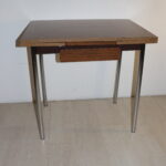 Table de cuisine en formica brune