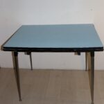 Table de cuisine en formica bleue