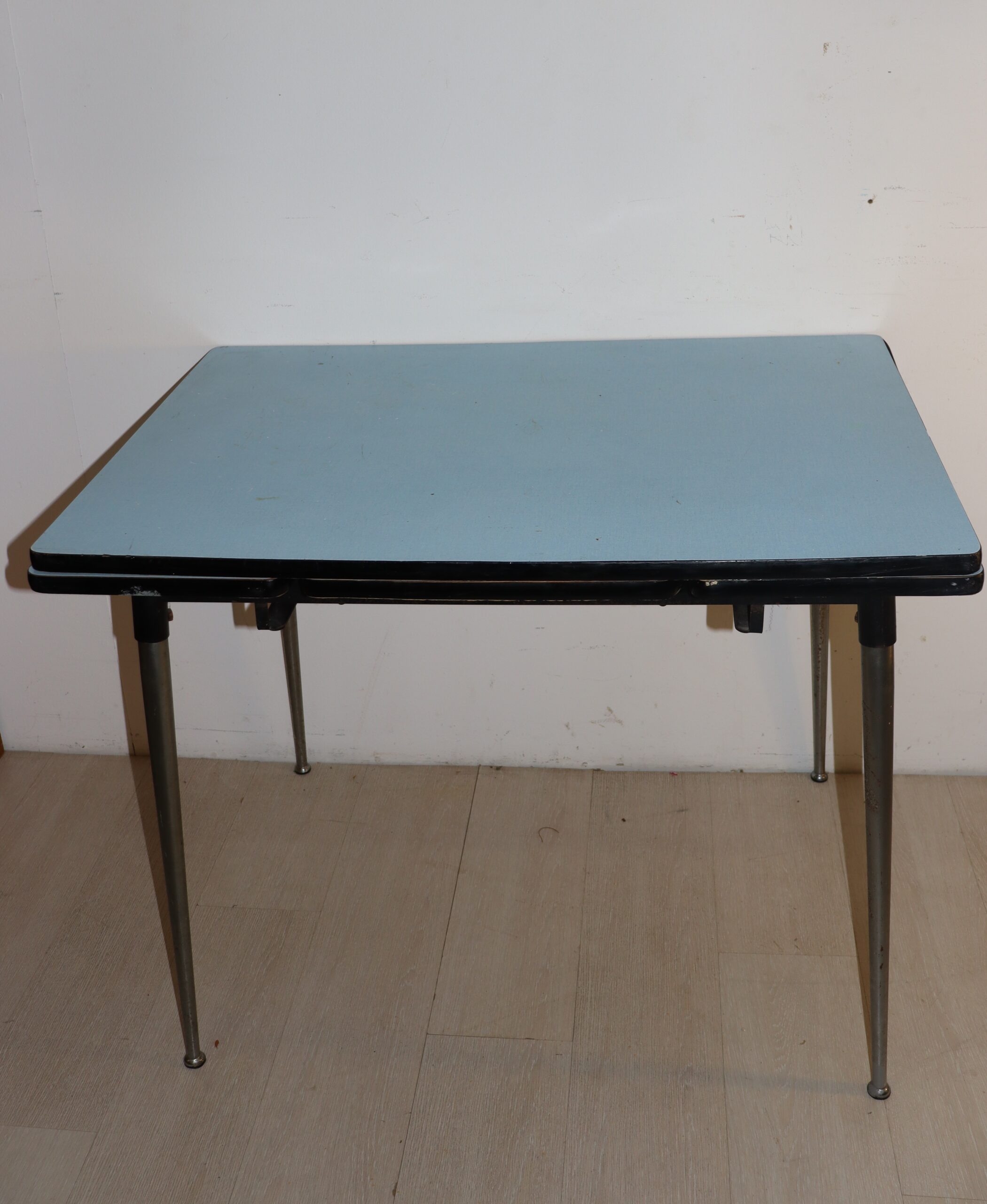 8256 (2) Table de cuisine en formica bleue – Image 1