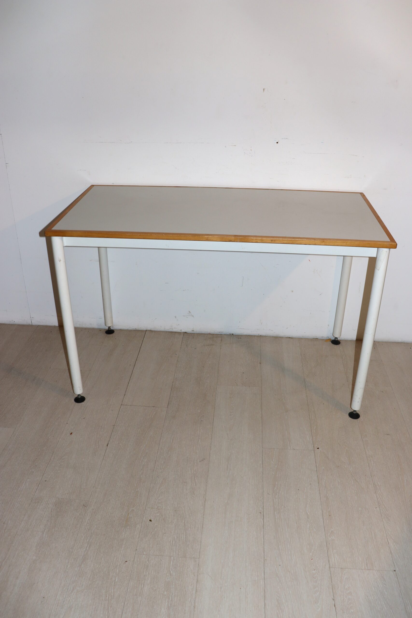 8273 (2) Table de travail à hauteur réglable – Image 1