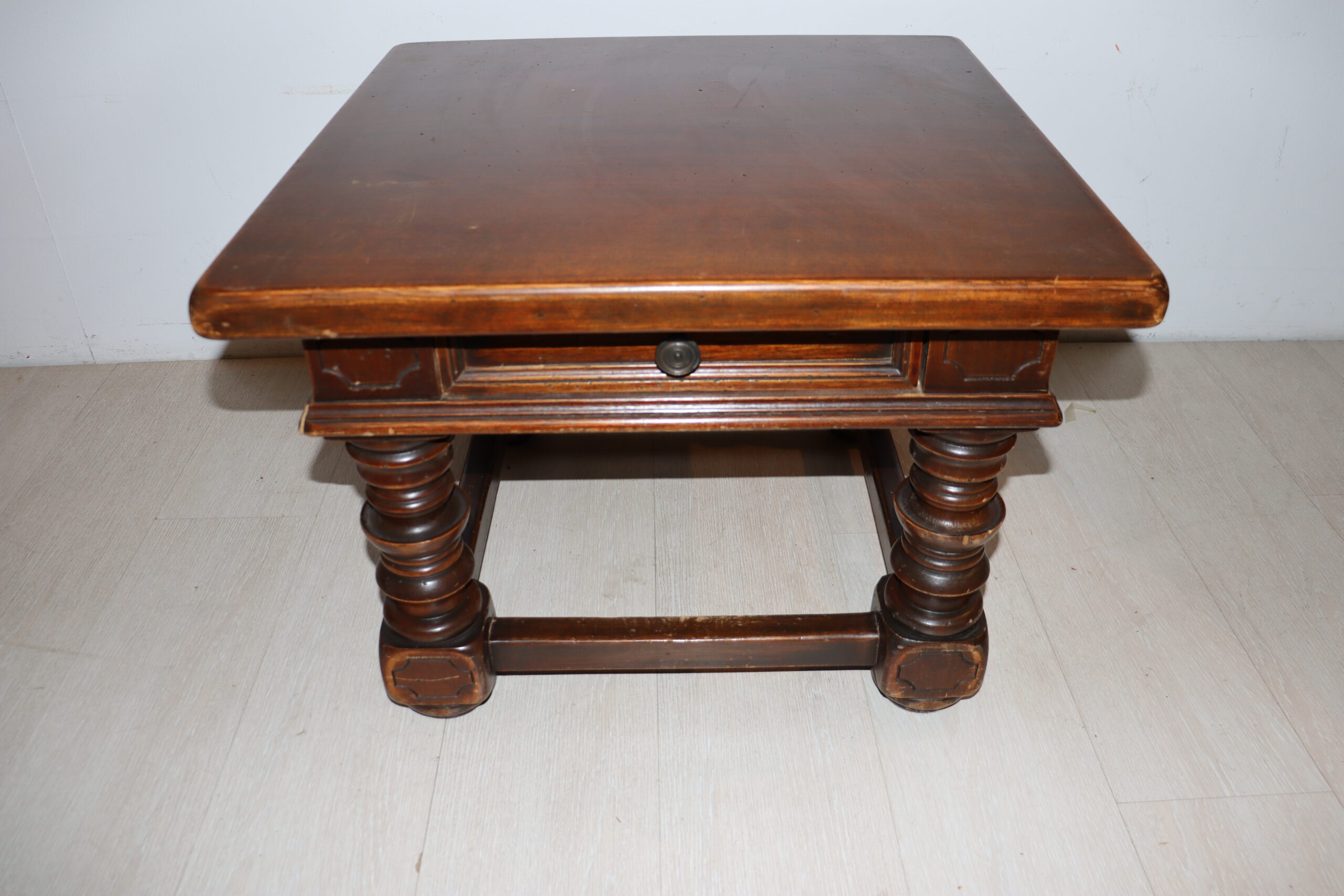 8347 Table d'appoint avec tiroir – Image 1