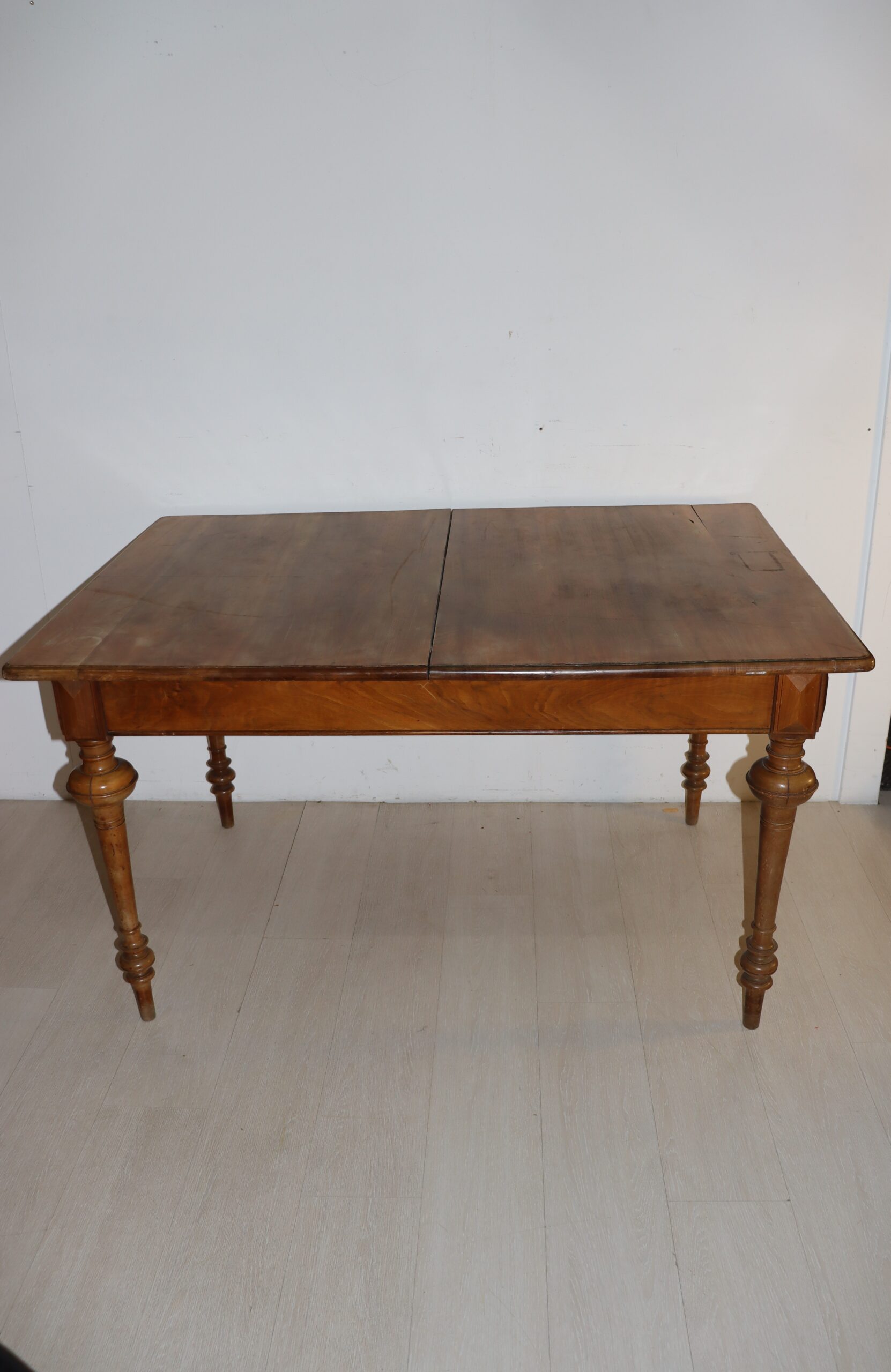 DC 140 (2) Table de salle à manger – Image 1