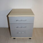 Table de nuit à roulette