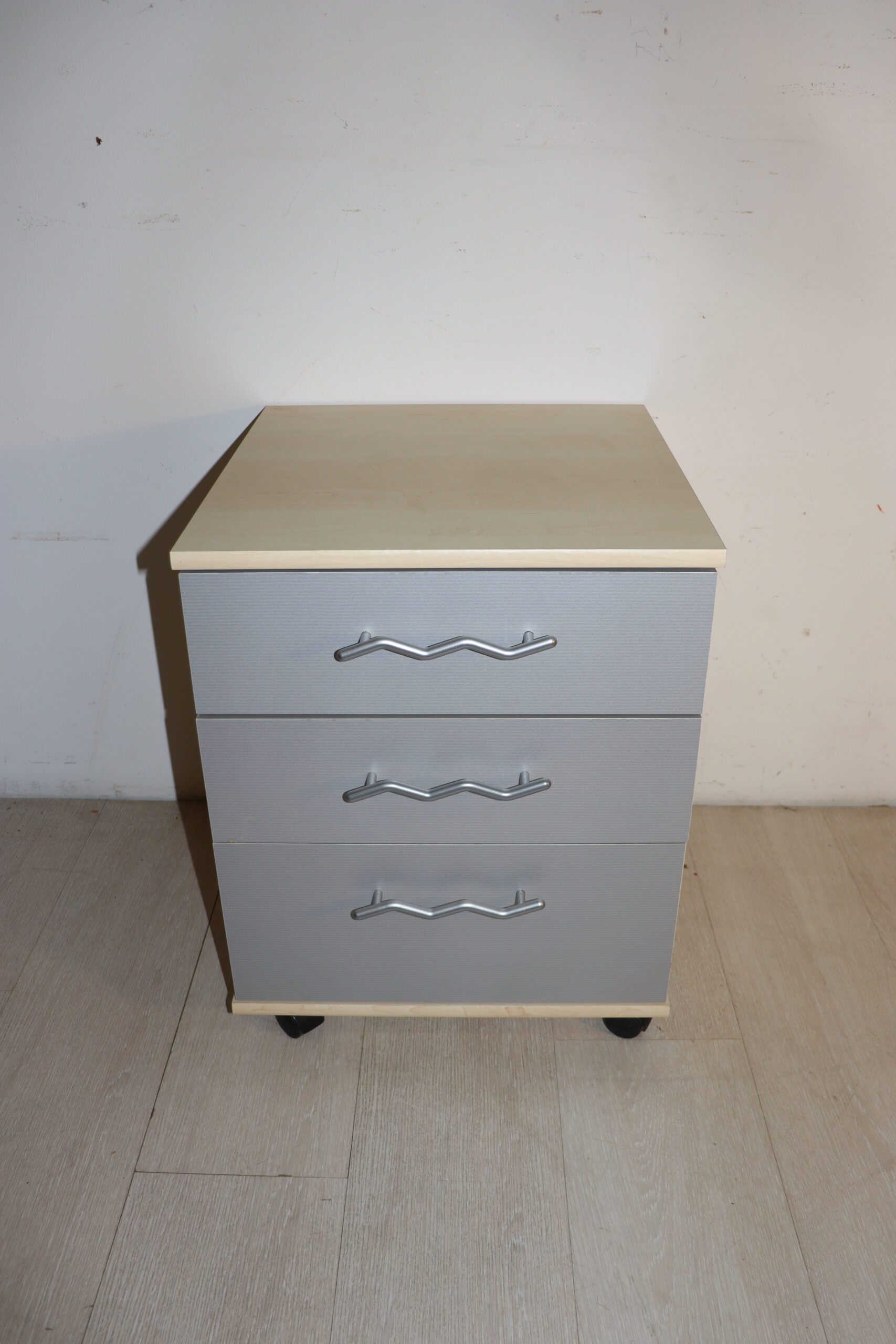 DC145 Table de nuit à roulette – Image 1