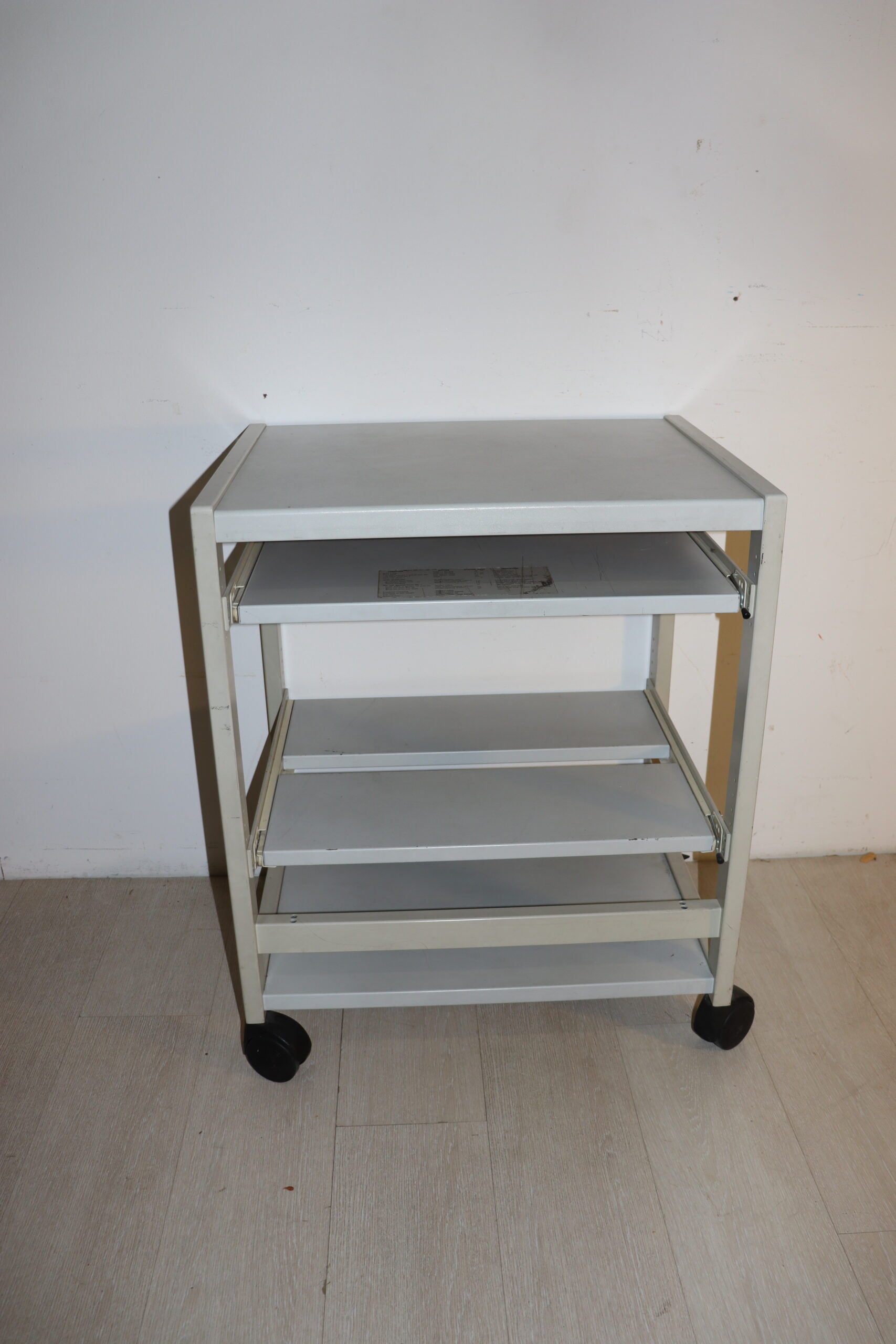 DC146 Table de travail à roulette en métal – Image 1